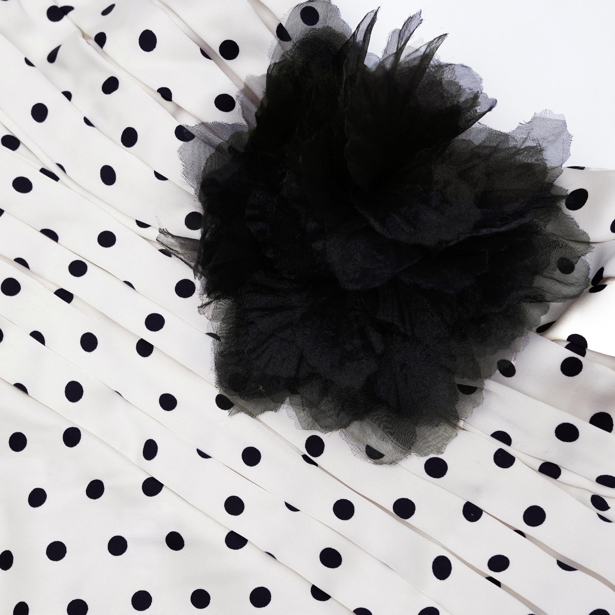 크림색 폴카 도트 새틴 맥시 드레스