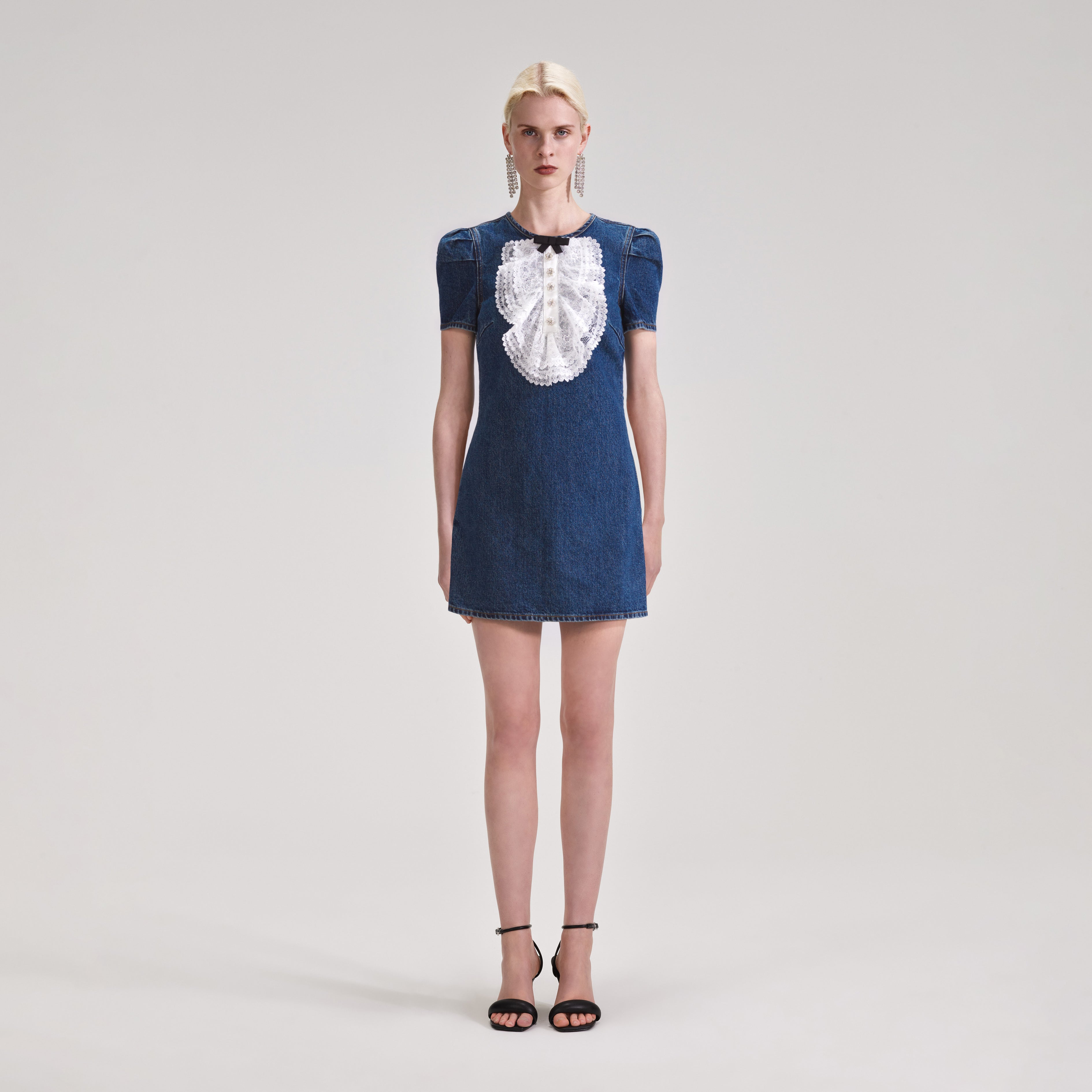 레이스 턱받이 데님 미니 드레스