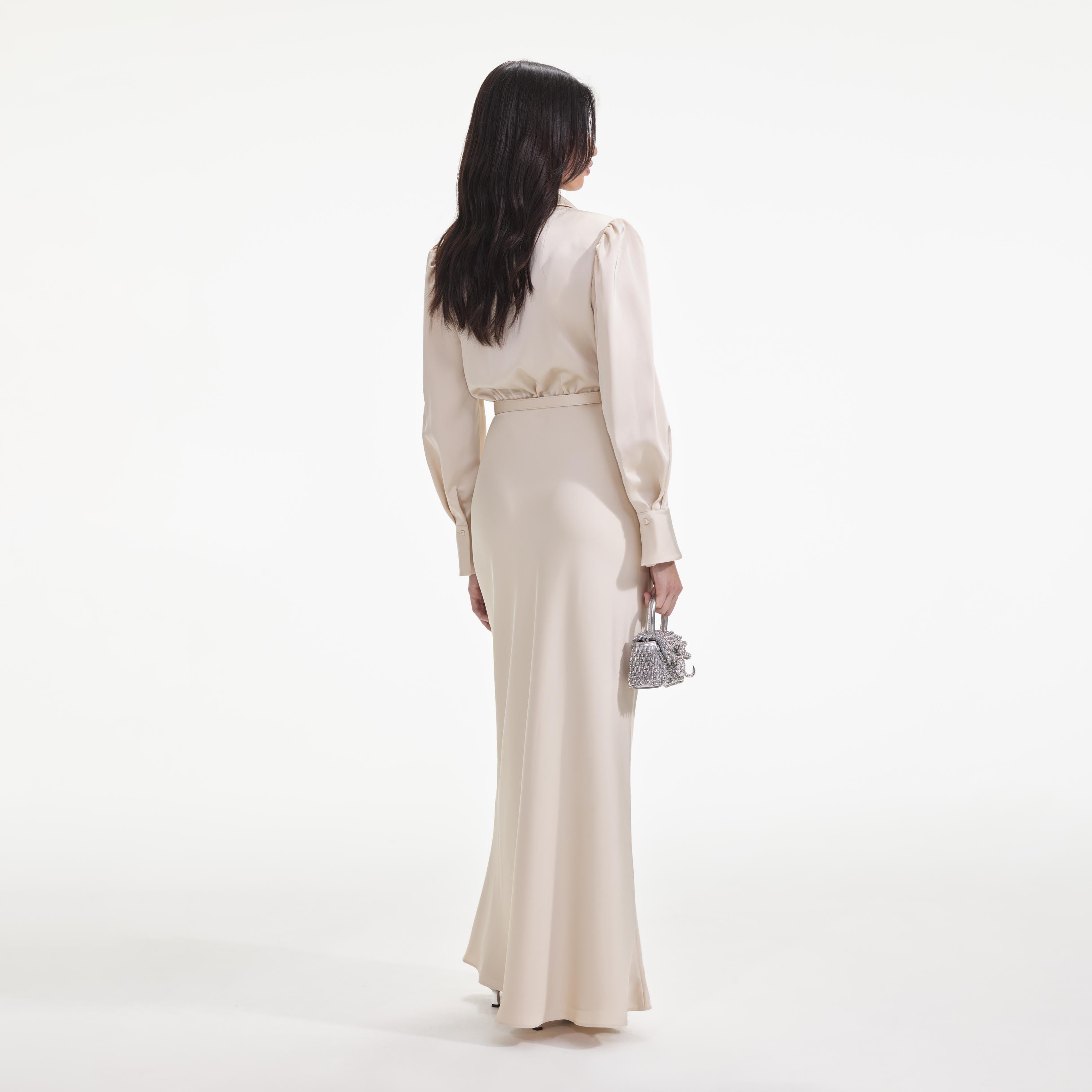크림 새틴 장식 비브 맥시 드레스