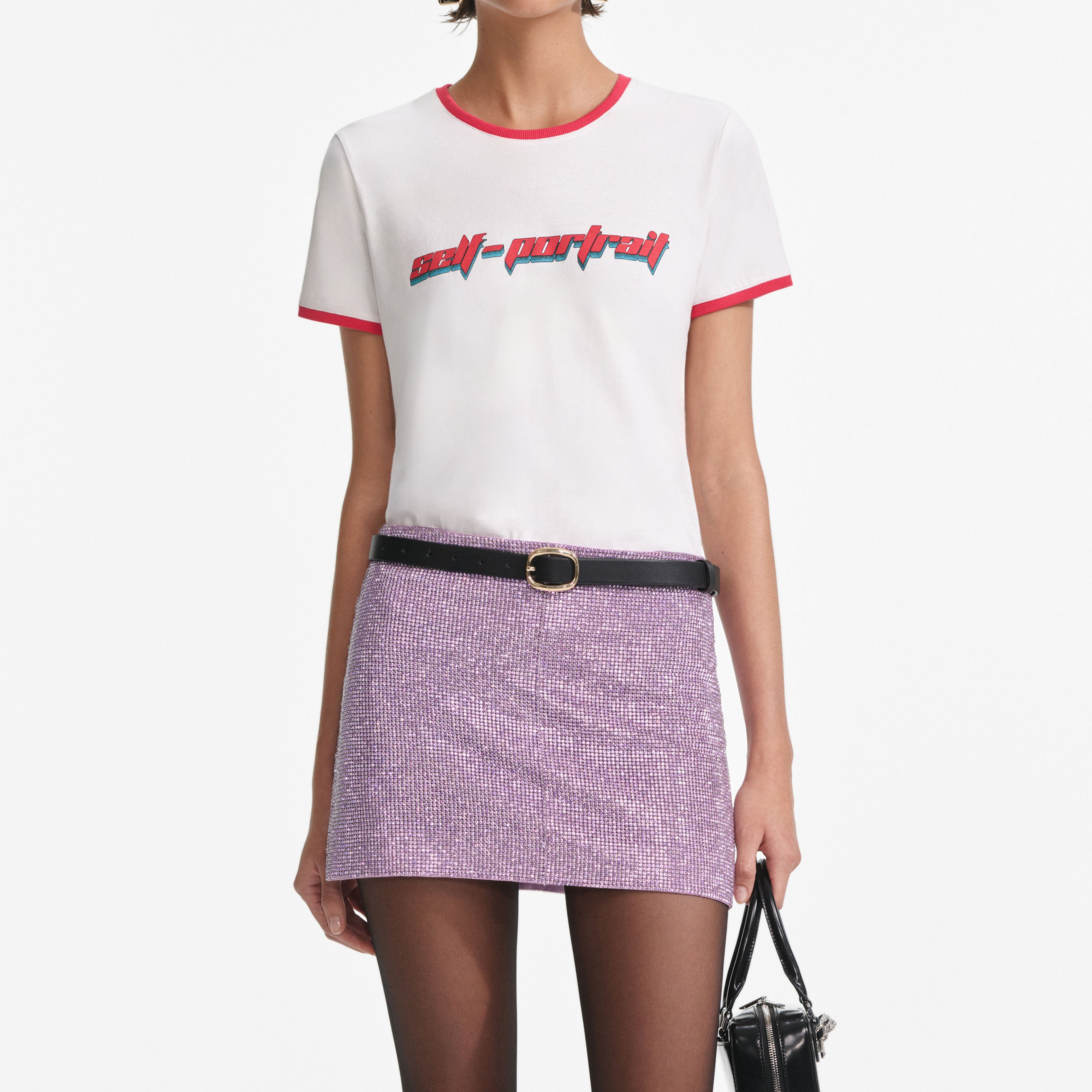 빨간색 SP 로고가 있는 흰색 티셔츠