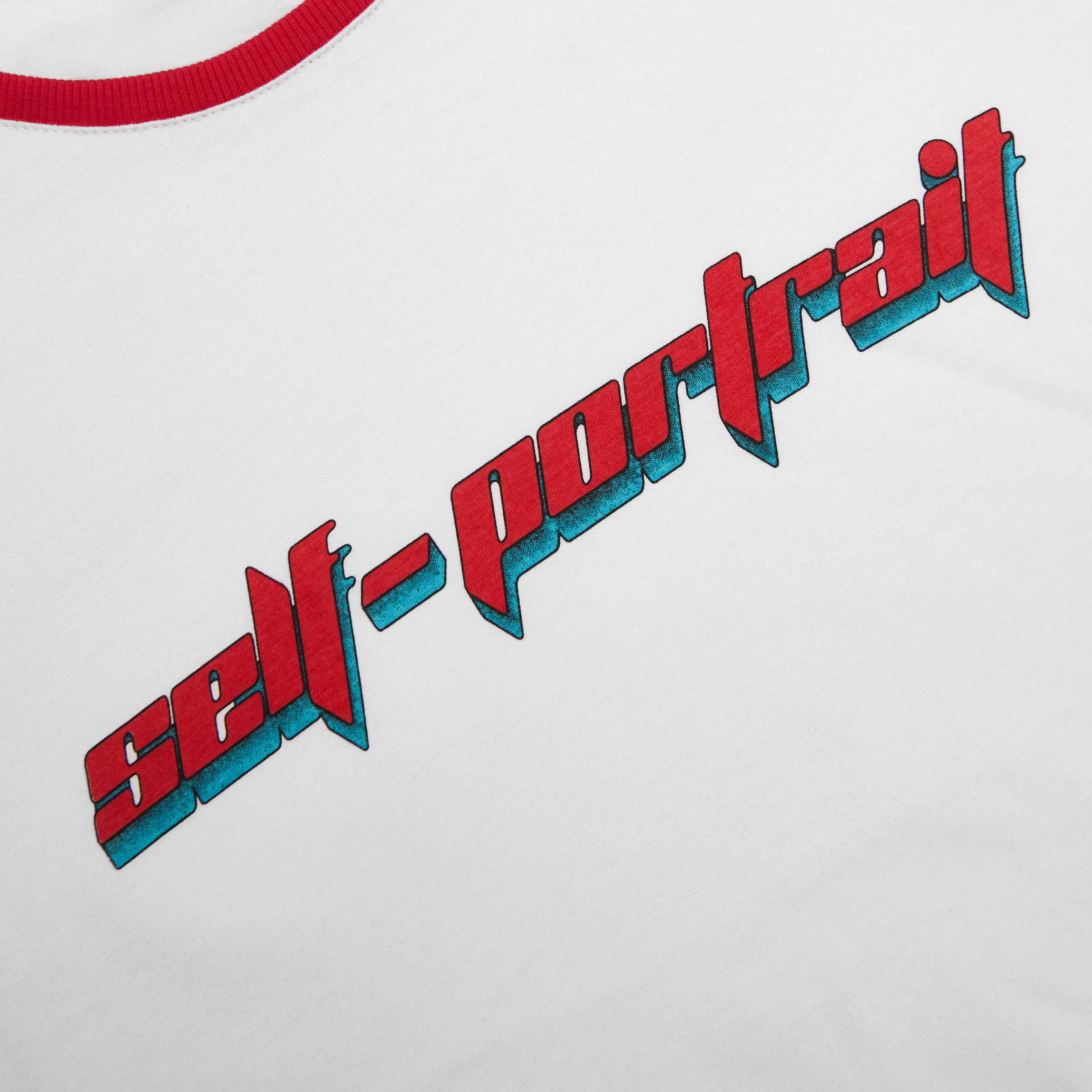 빨간색 SP 로고가 있는 흰색 티셔츠