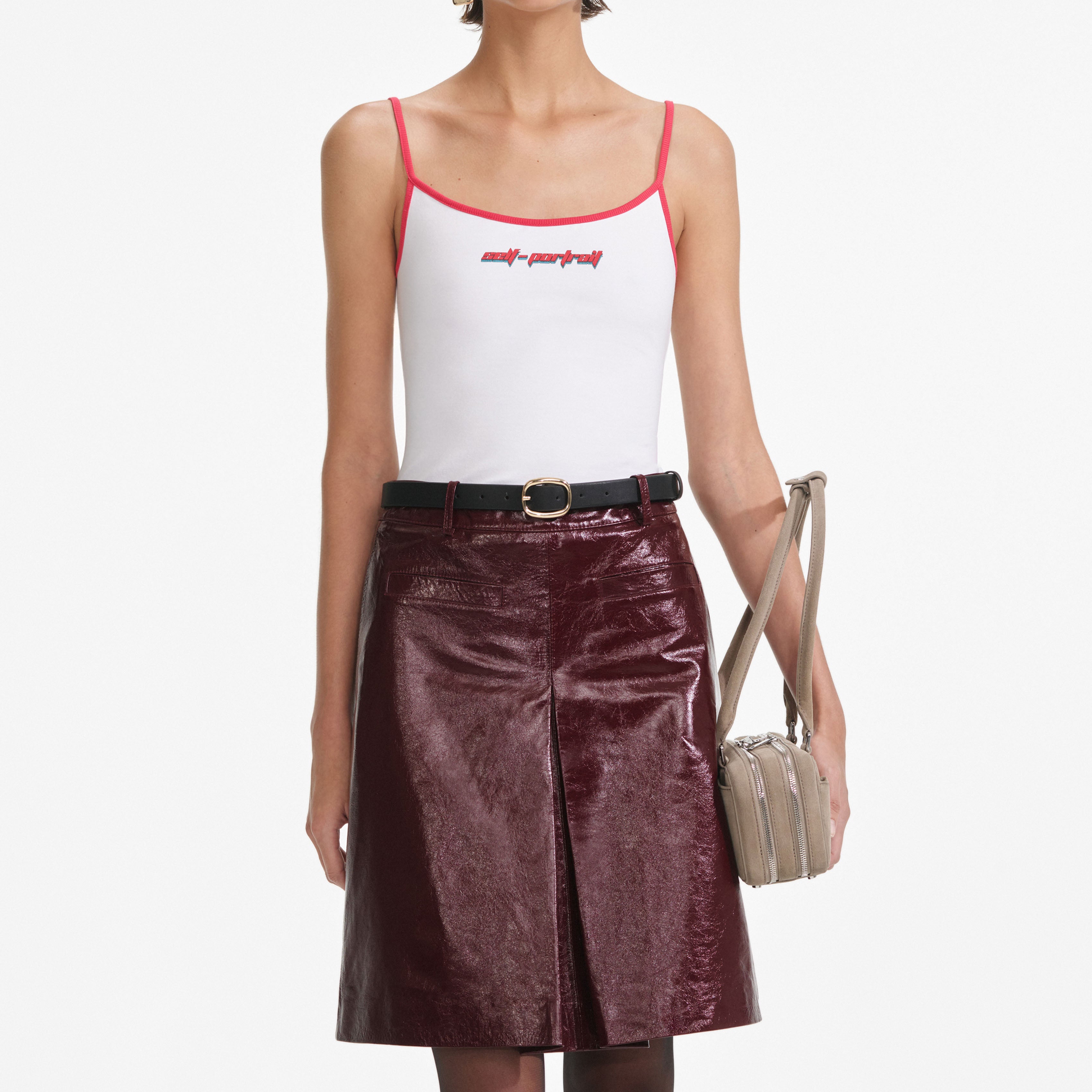 빨간색 SP 로고가 있는 흰색 조끼