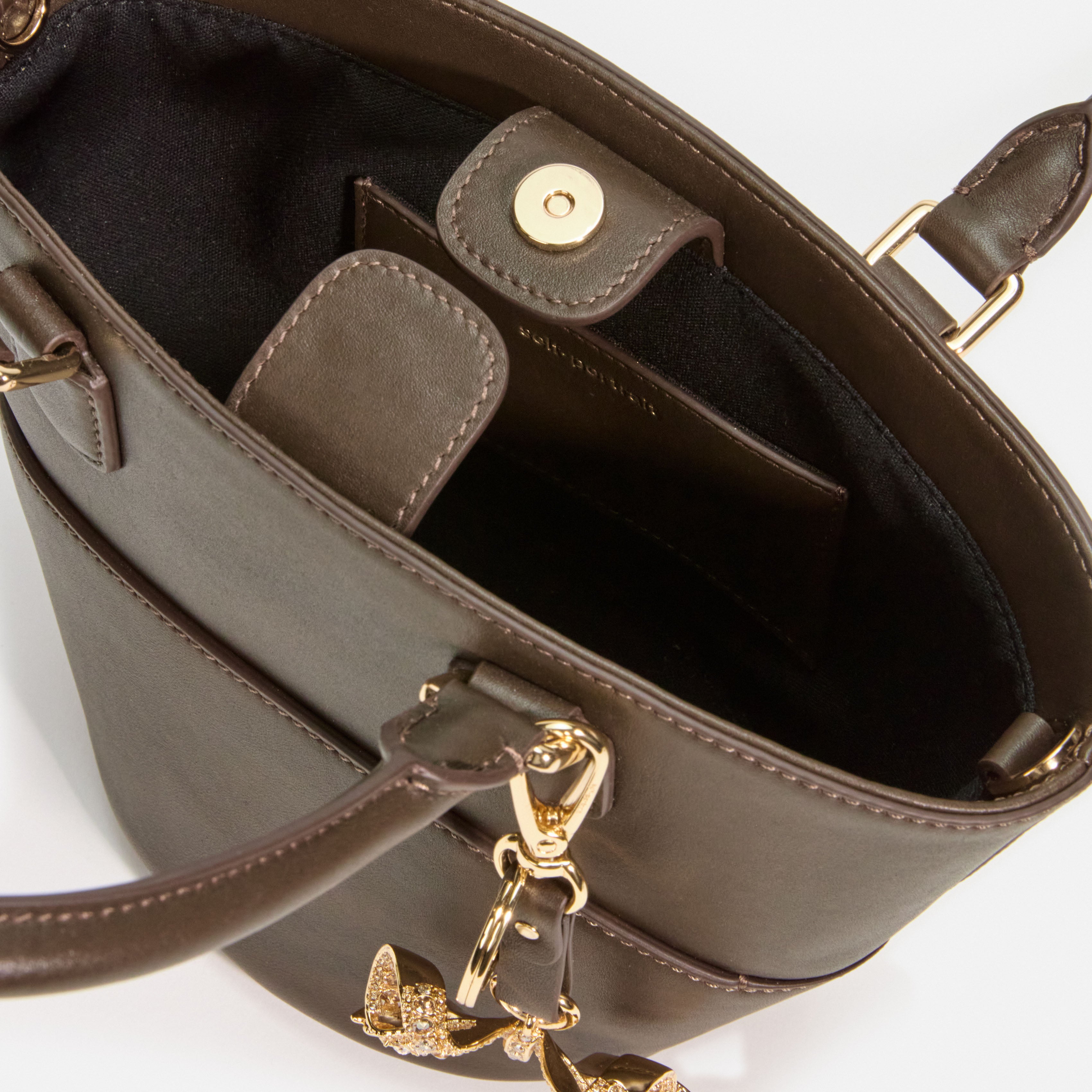 다크 브라운 가죽 참 토트백