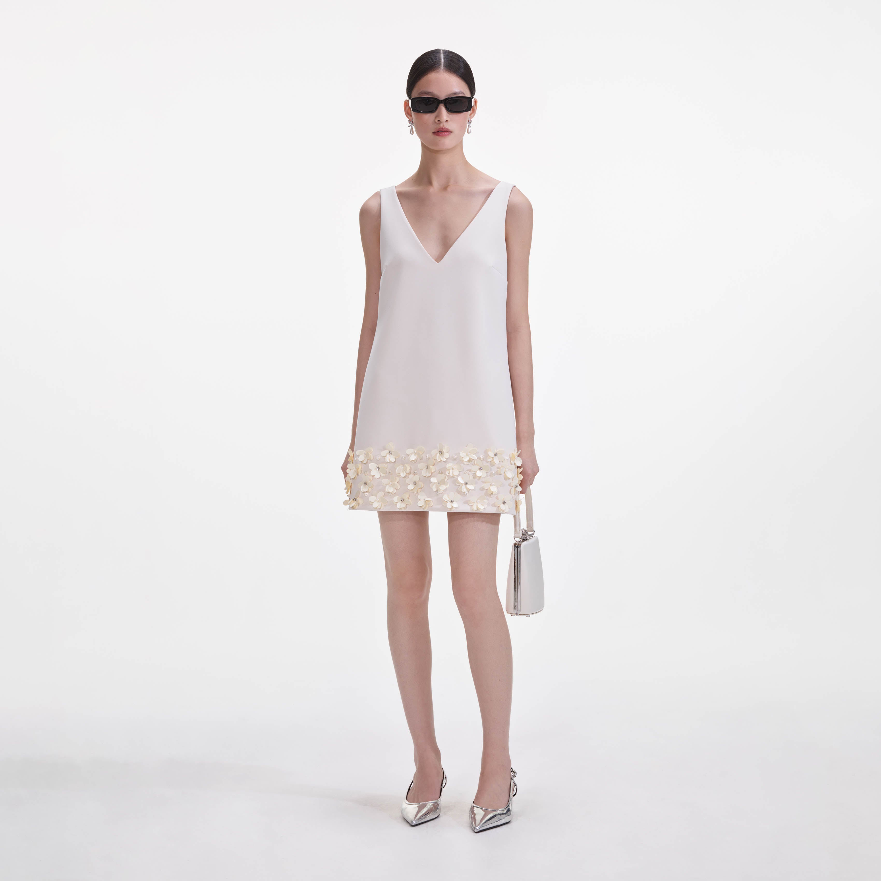 크림 크레이프 3D 스팽글 미니 드레스