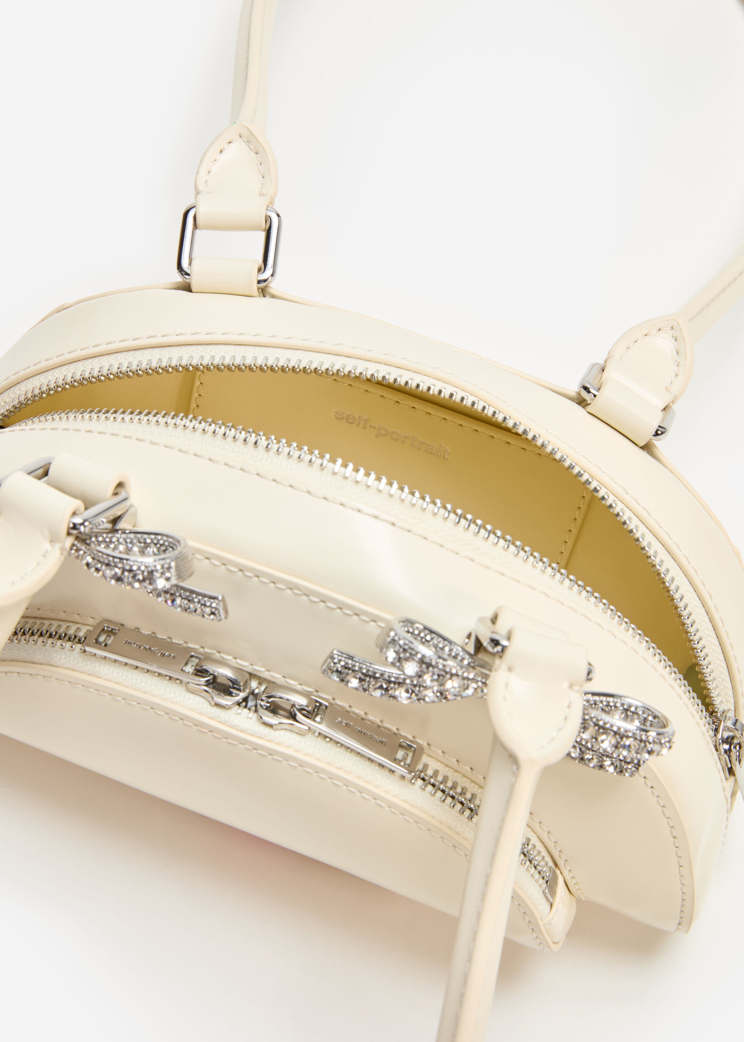 크림색 가죽 커브드 미니 숄더백