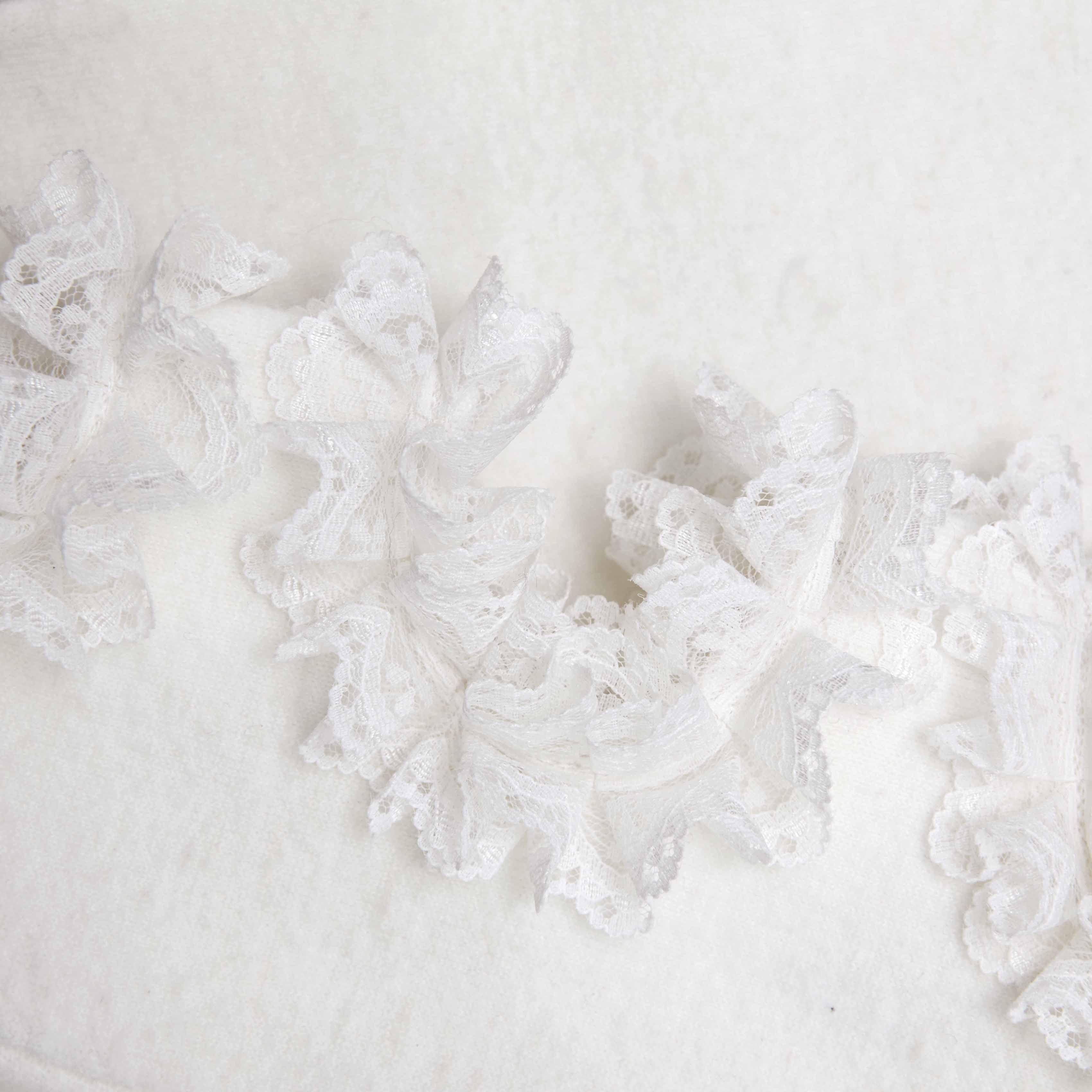 화이트 컷아웃 레이스 디테일 카디건