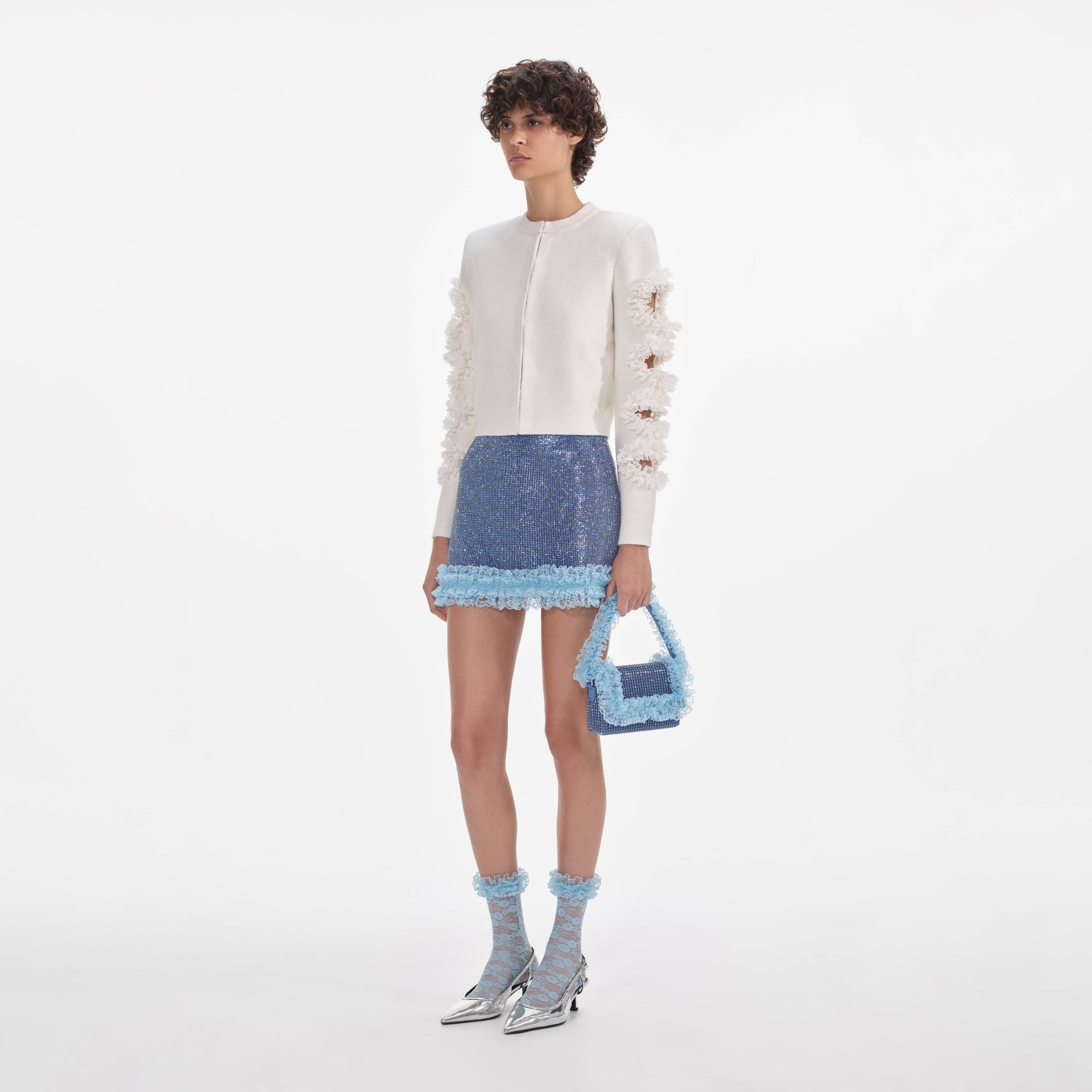 화이트 컷아웃 레이스 디테일 카디건