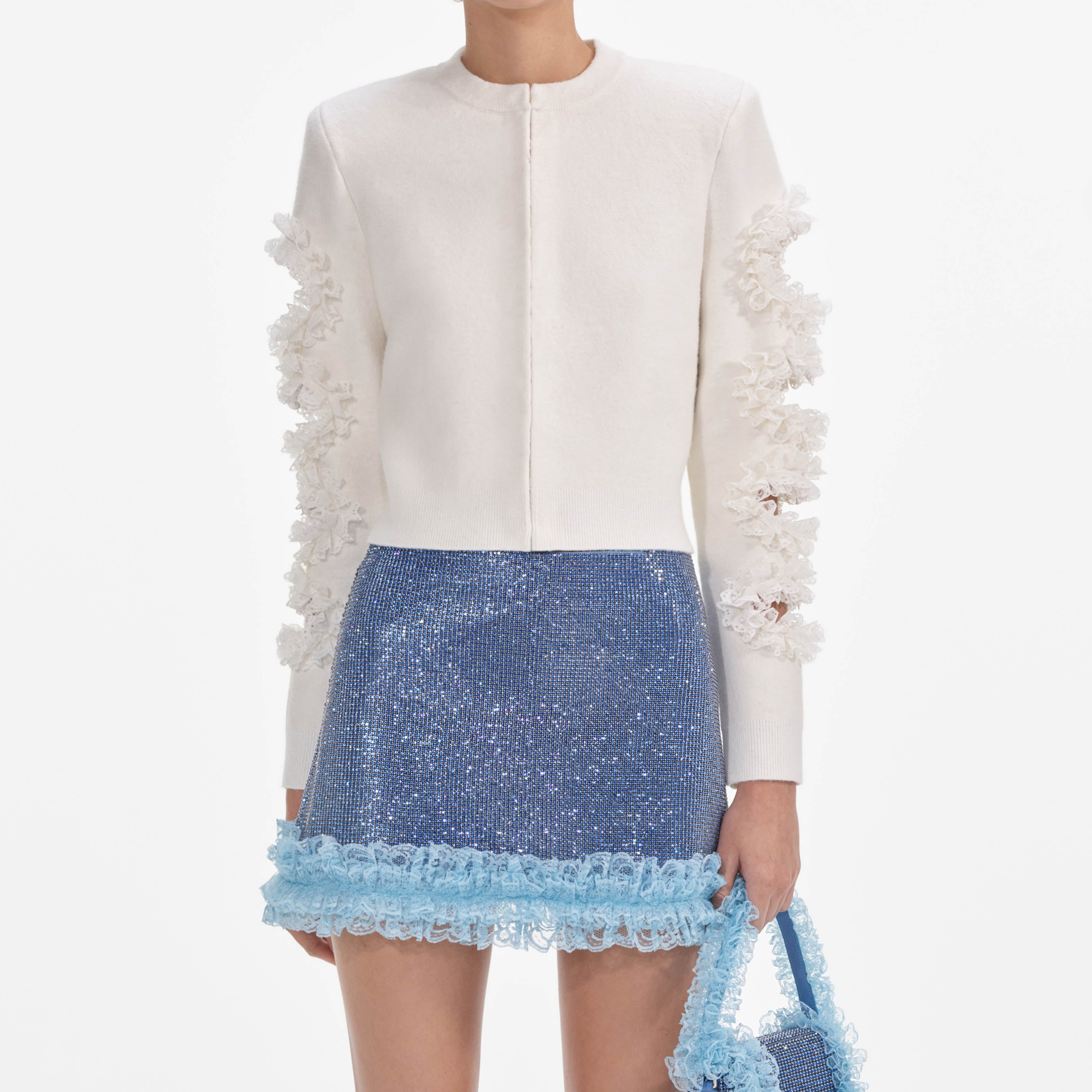 화이트 컷아웃 레이스 디테일 카디건