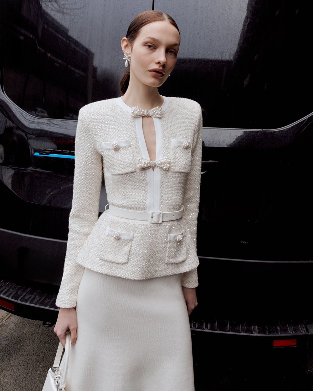 크림색 스팽글 니트 테일러드 미디 드레스