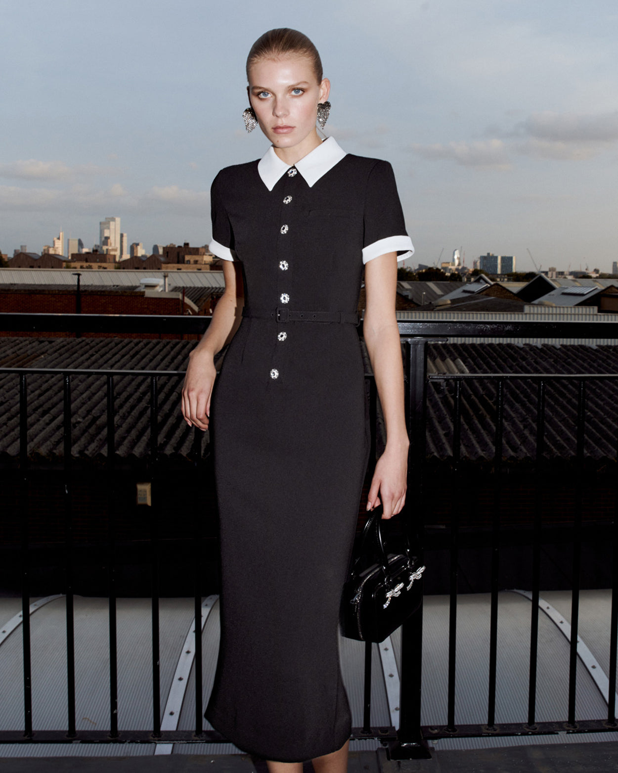 블랙 크레이프 콘트라스트 미디 드레스