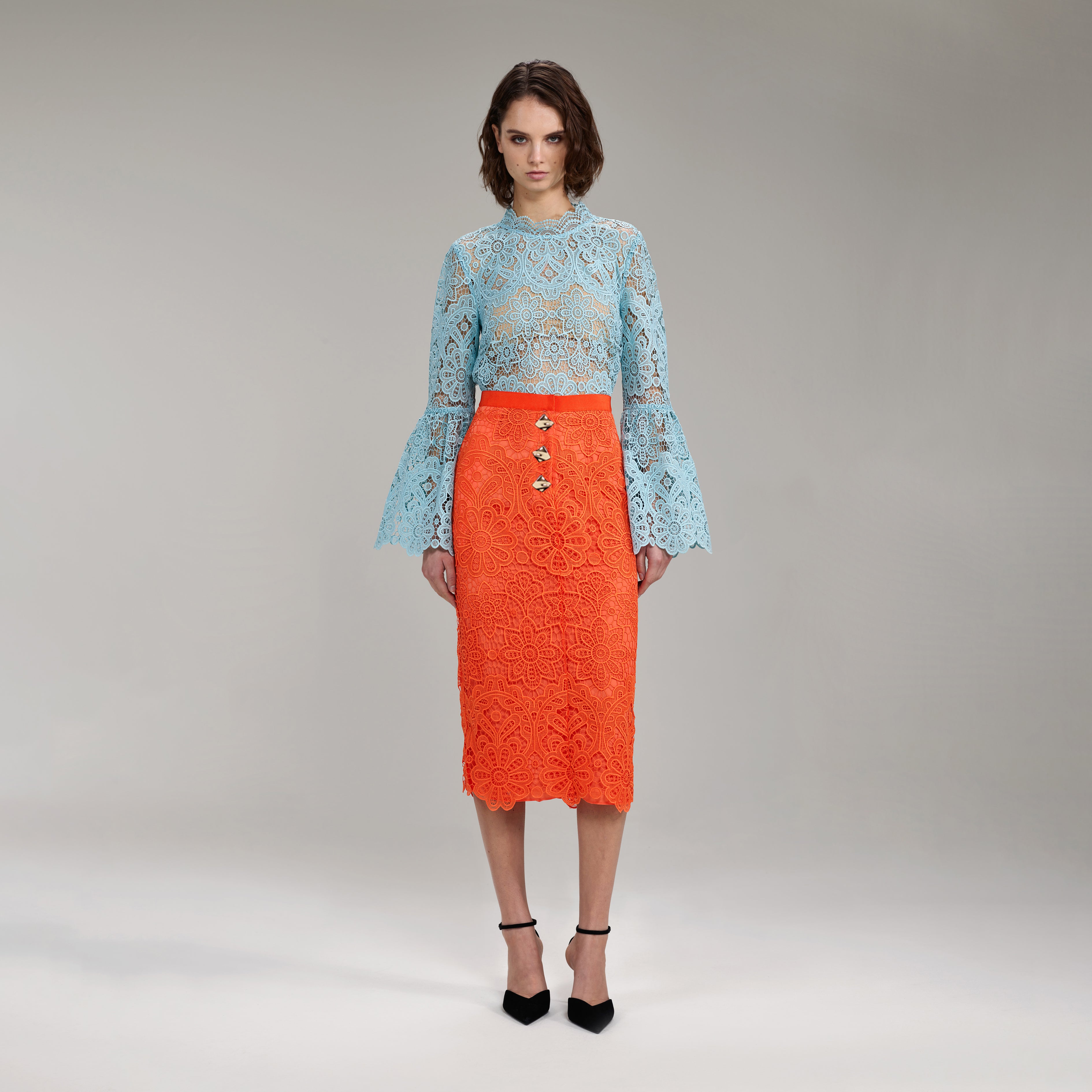 라이트 블루 플로럴 기퓌르 엔젤 슬리브 블라우스