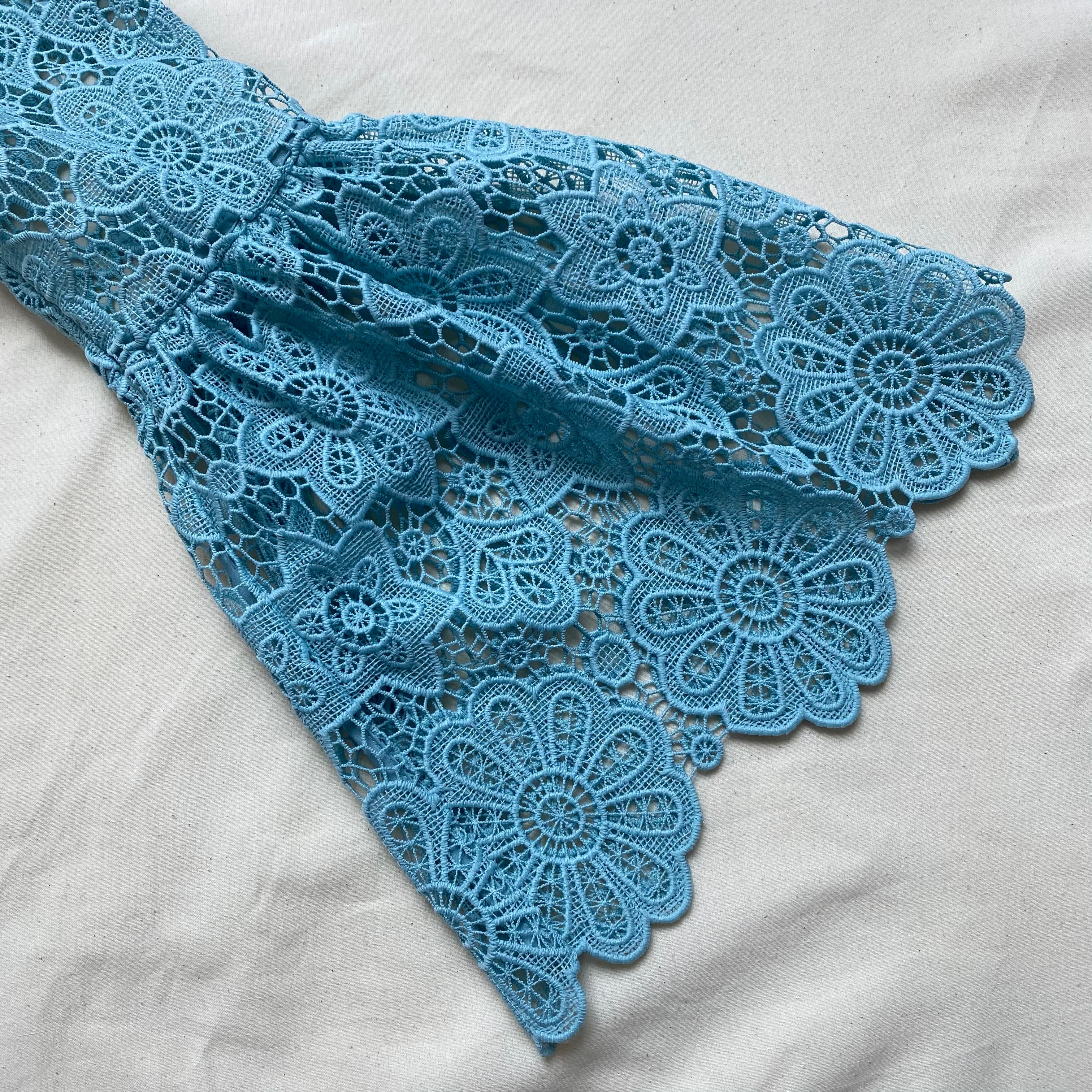 라이트 블루 플로럴 기퓌르 엔젤 슬리브 블라우스