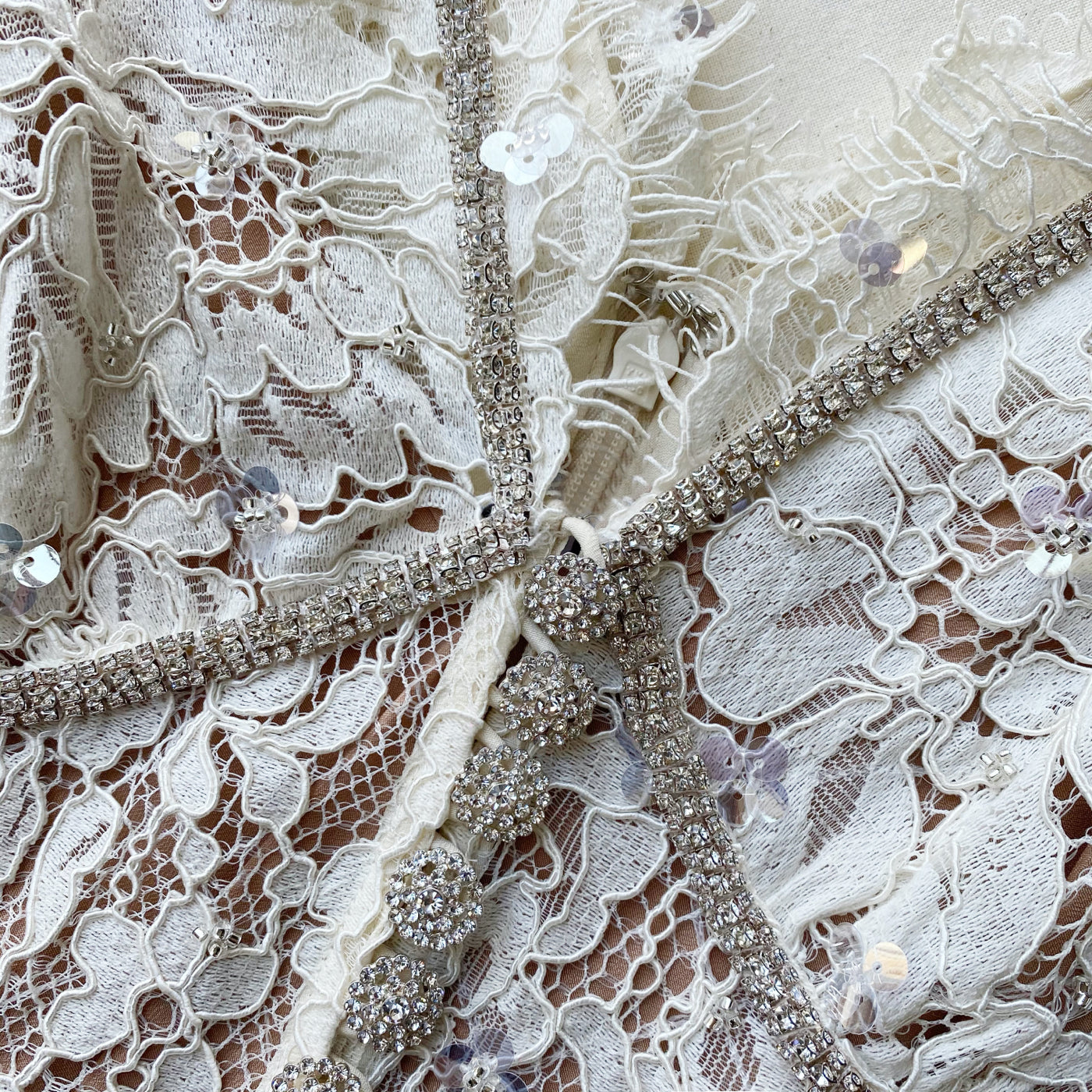 크림 장식 코드 레이스 미니 드레스