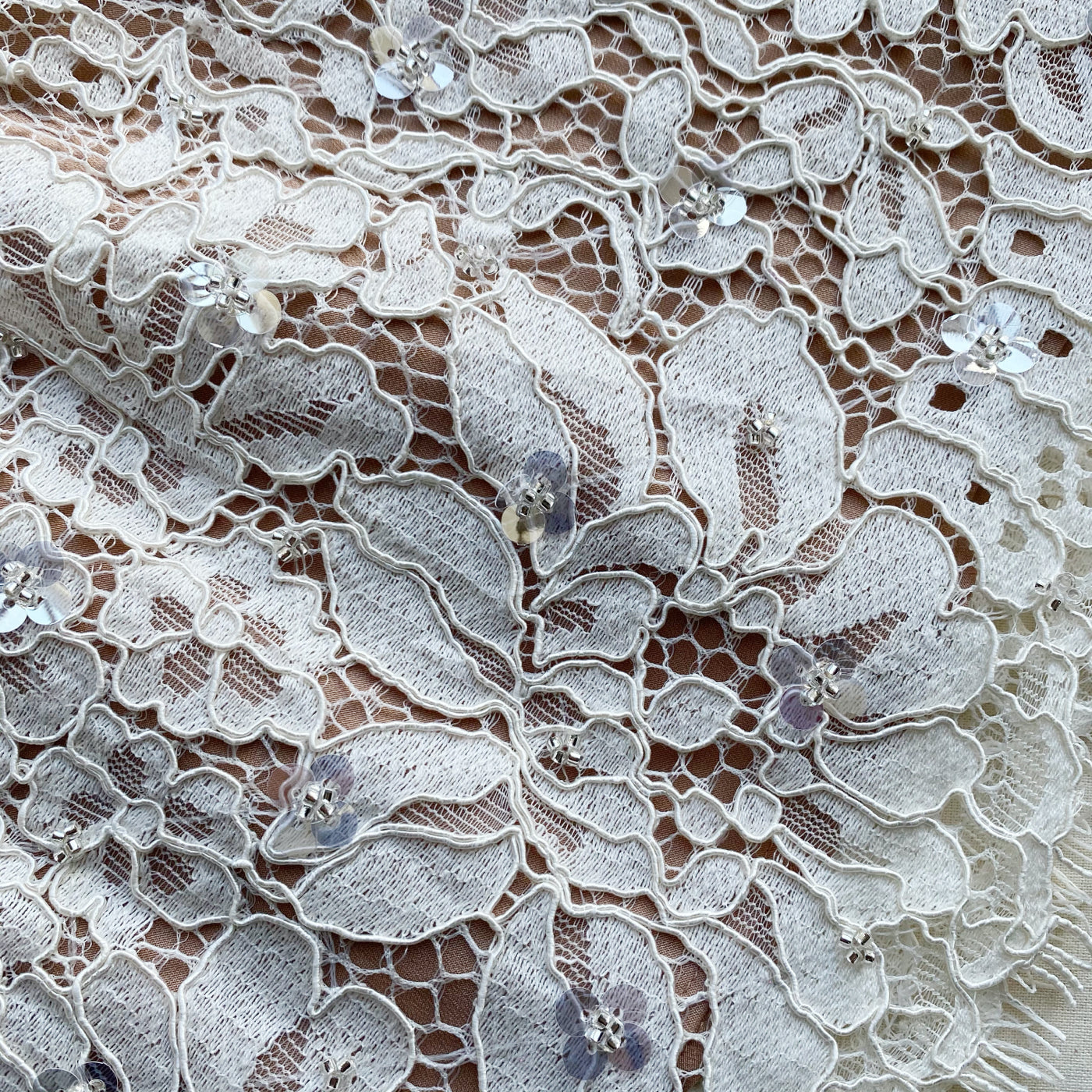 크림 장식 코드 레이스 미니 드레스