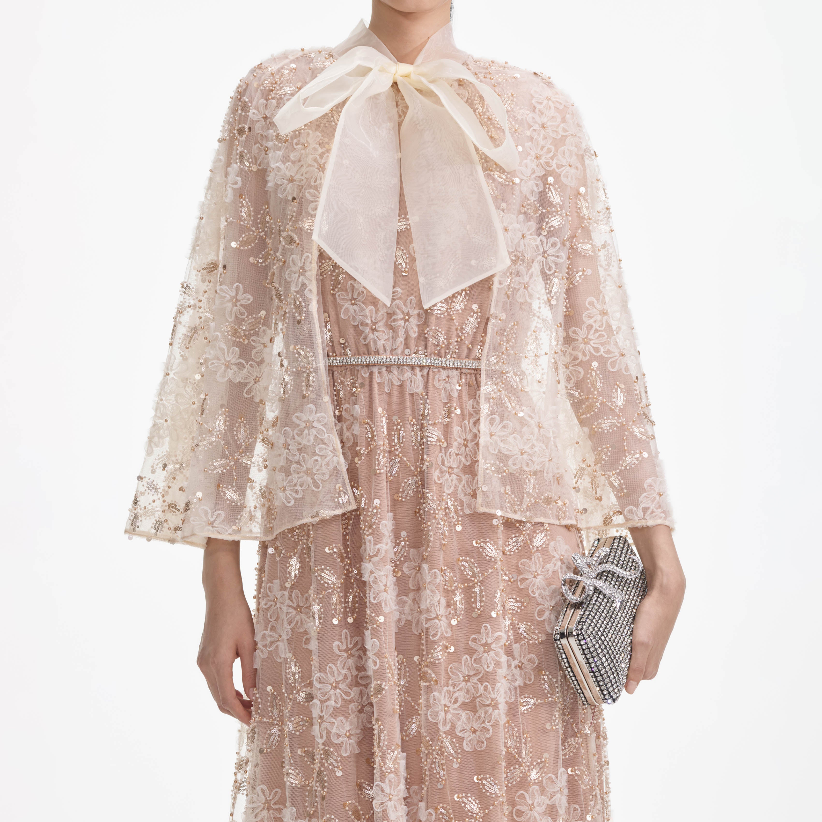 장식된 케이프 맥시 드레스