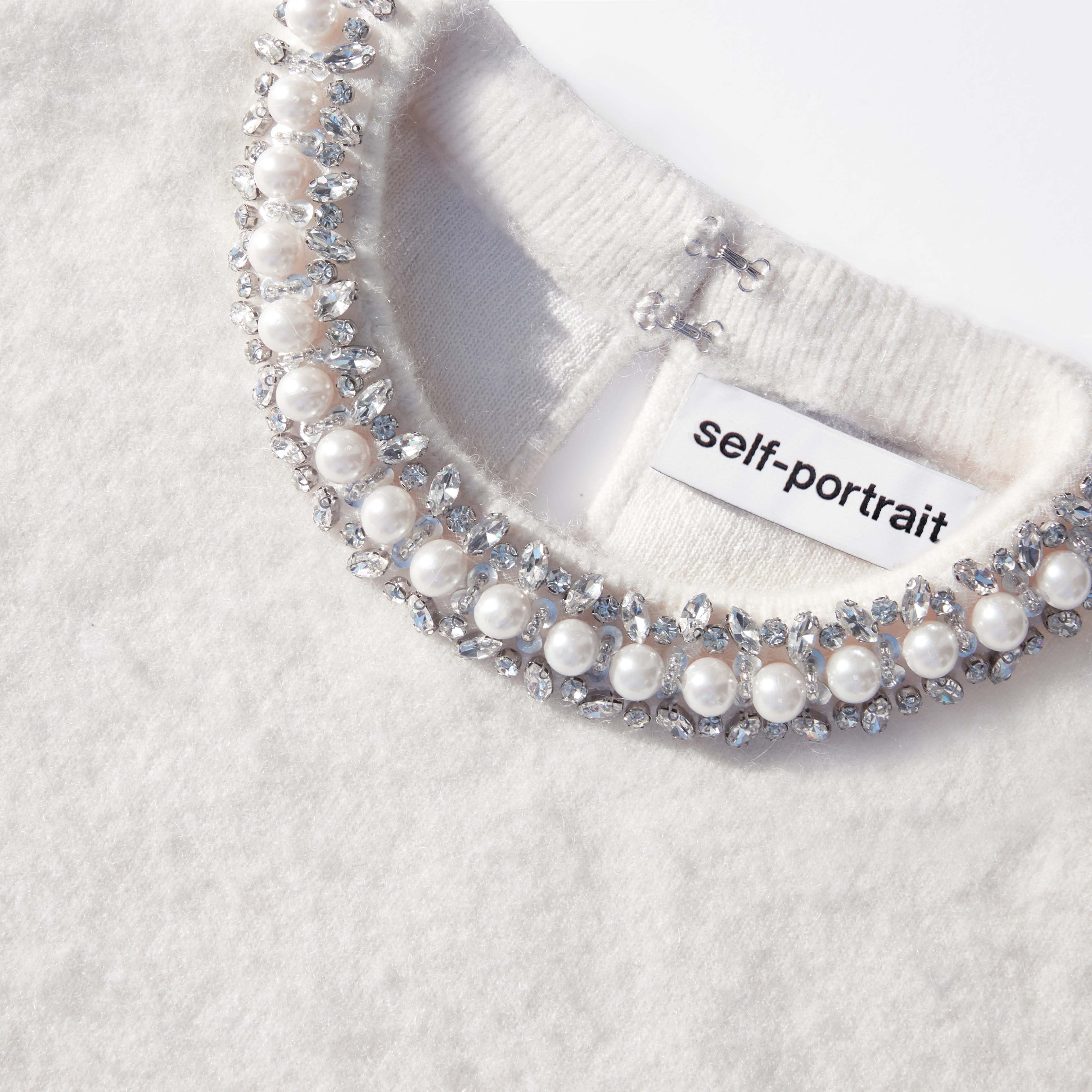 크림색 장식 니트 탑