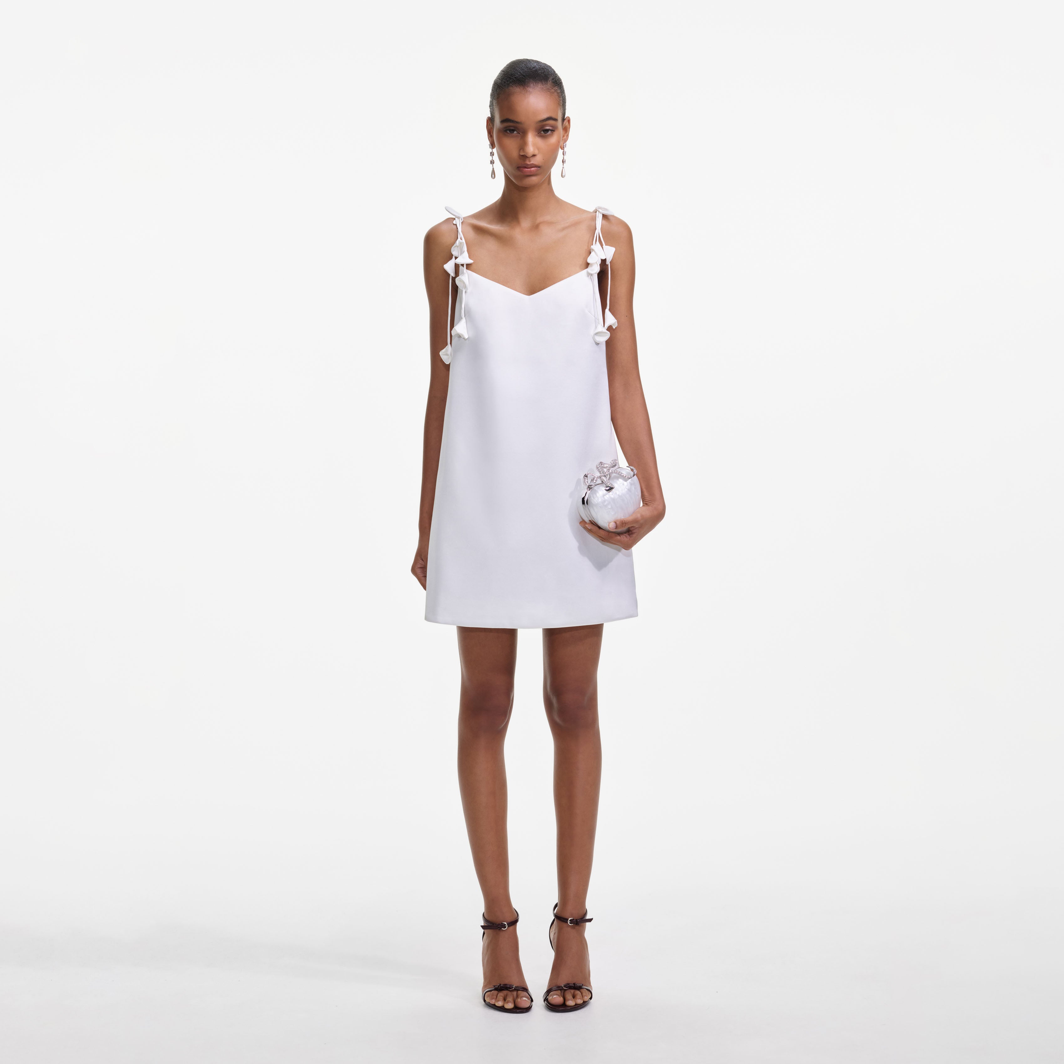 화이트 새틴 플라워 미니 드레스