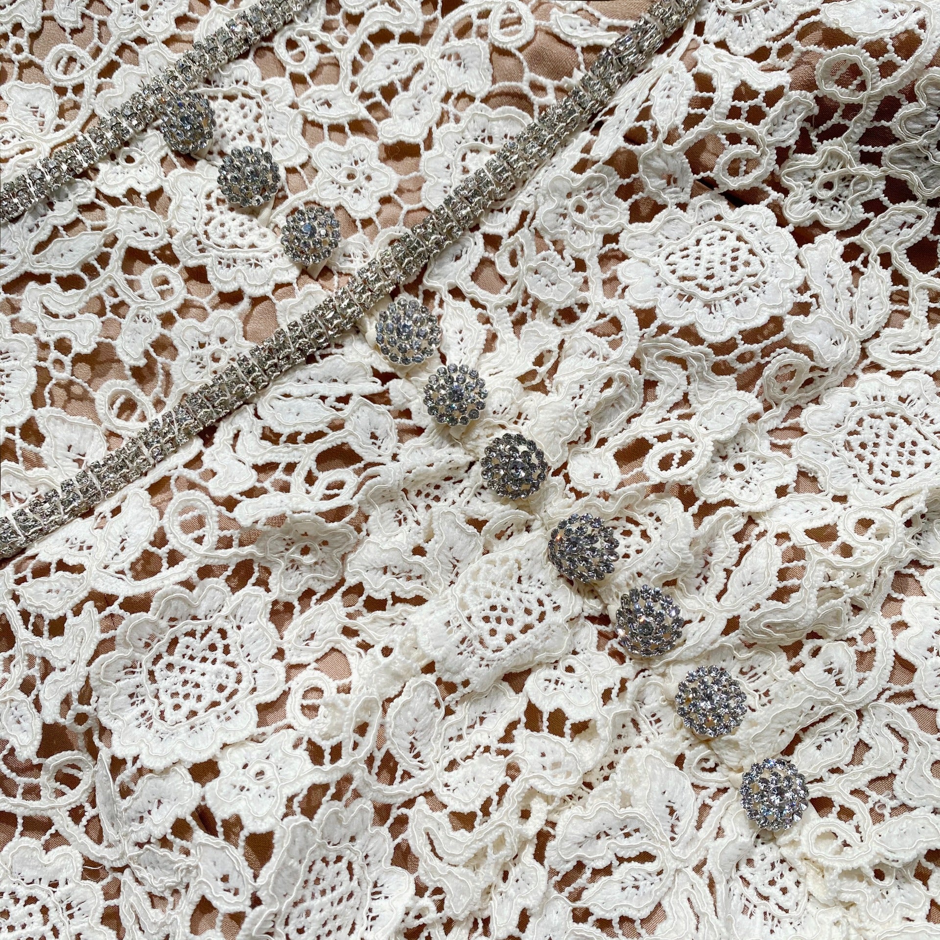 아이보리 기퓌르 핏 미디 드레스