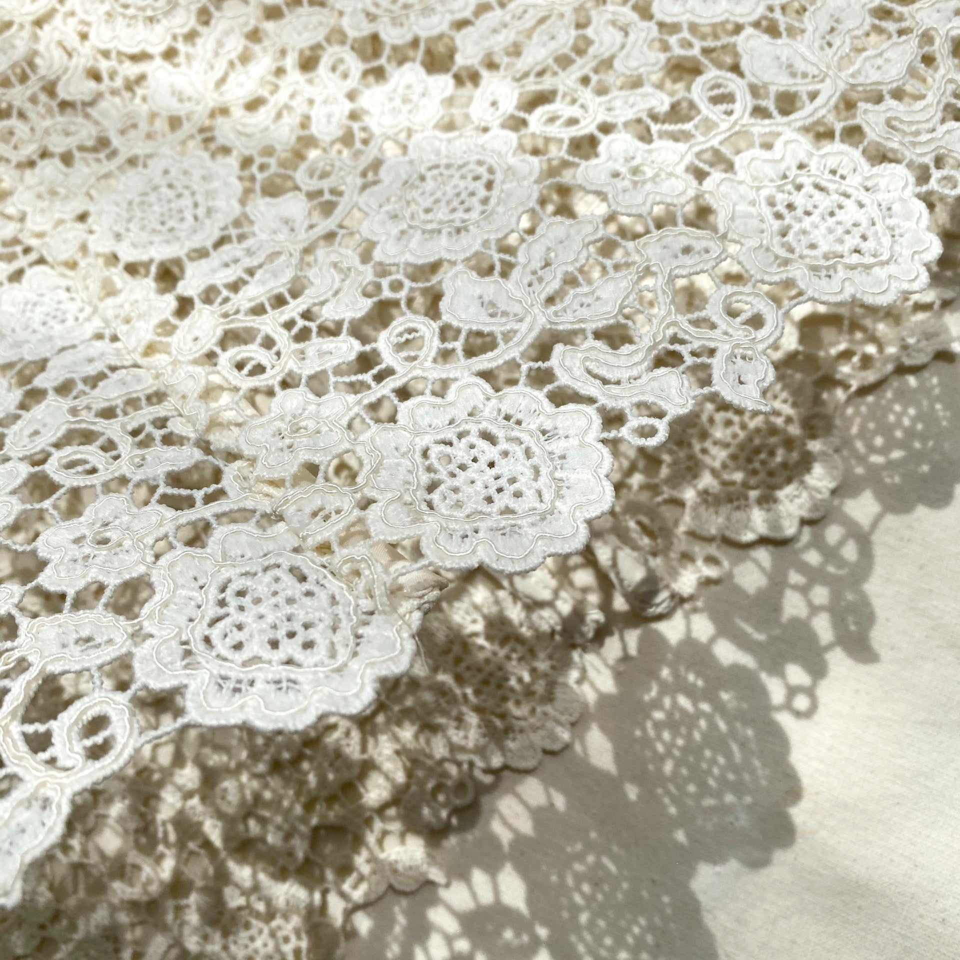 아이보리 기퓌르 핏 미디 드레스